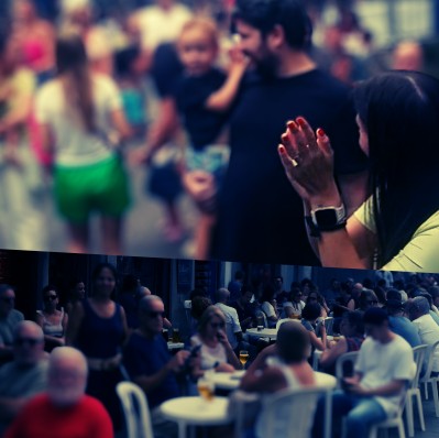 Público atento e em silêncio durante apresentação de jazz